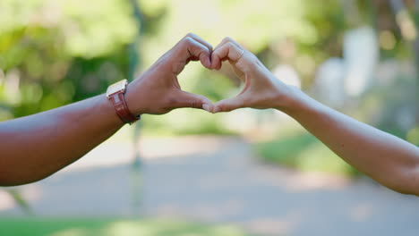 Herz,-Hände-Und-Paar-Im-Freien-Für-Die-Liebe