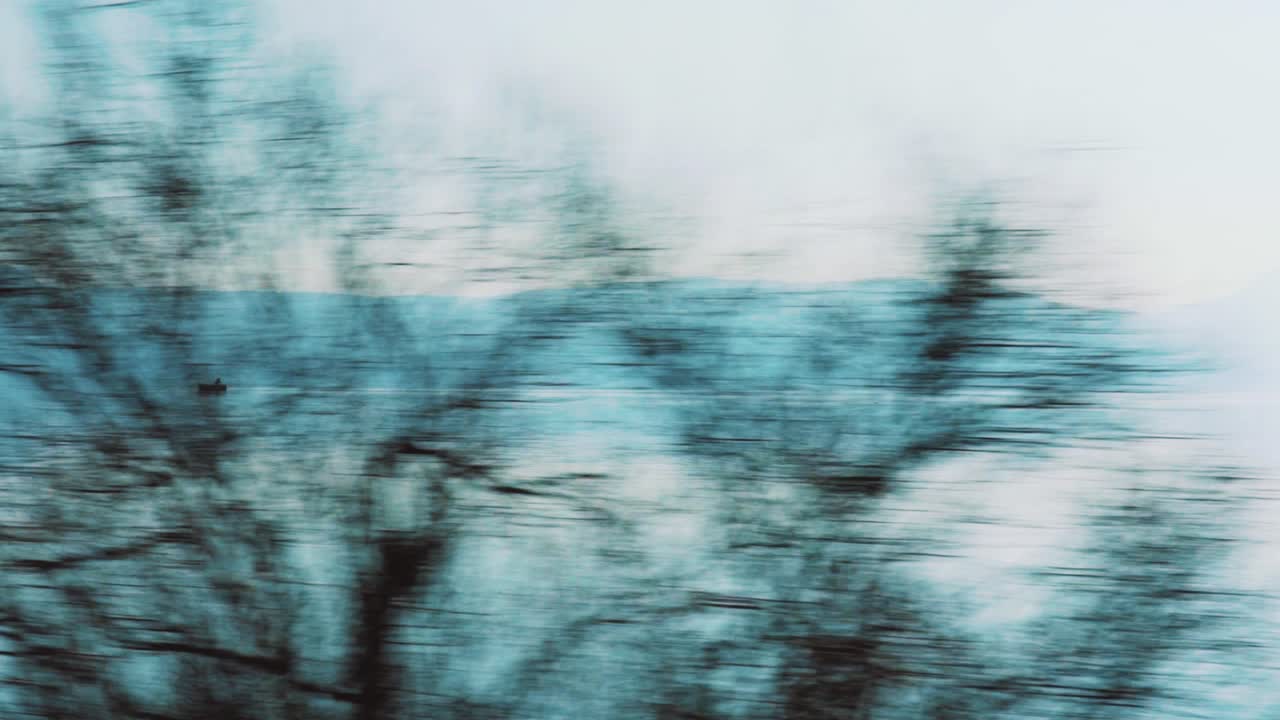 pequeño bote navegando a través del pacífico mar azul con hermoso amanecer en la isla de lesbos, grecia - reflejos blancos, agua mágica mística