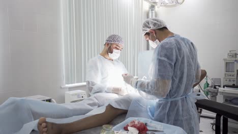 procedimiento quirúrgico en la sala de operaciones