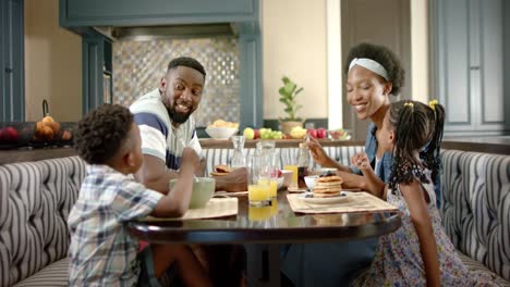 Feliz-Familia-Afroamericana-Desayunando,-En-Cámara-Lenta