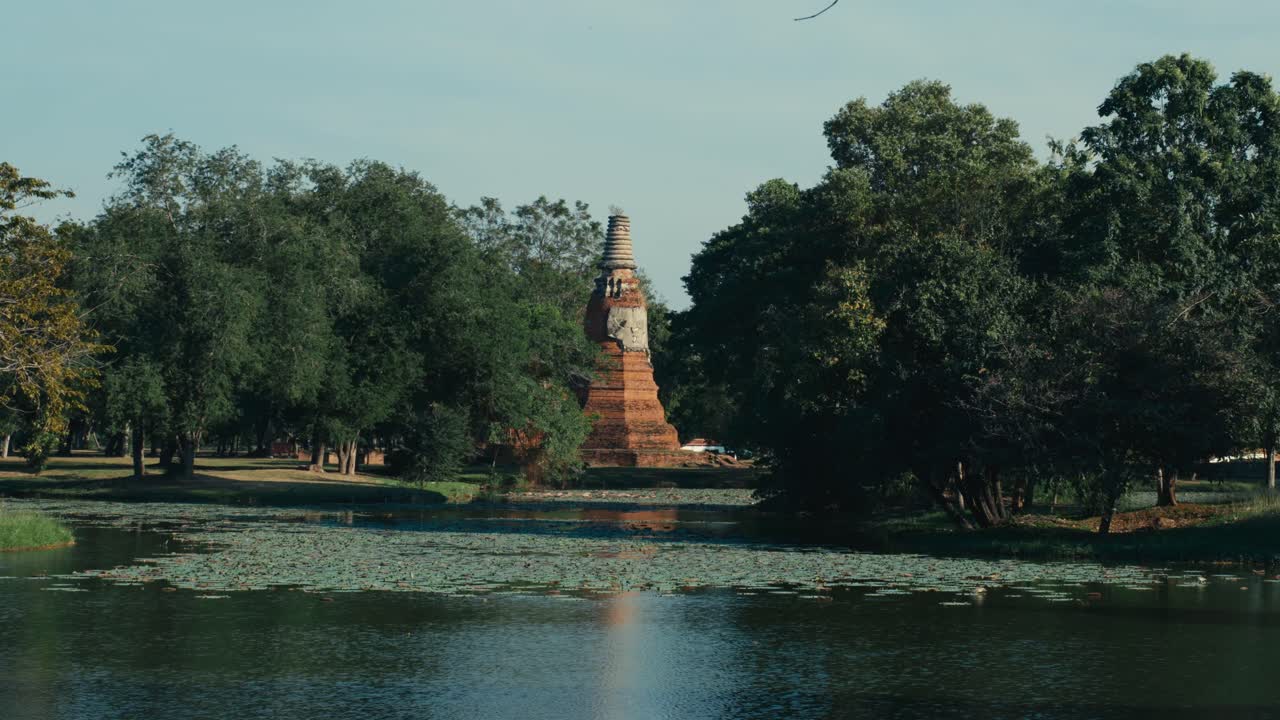 4K-elokuvamaiset rauniot Ayutthayan historiallisessa puistossa joen rannalla (3)
