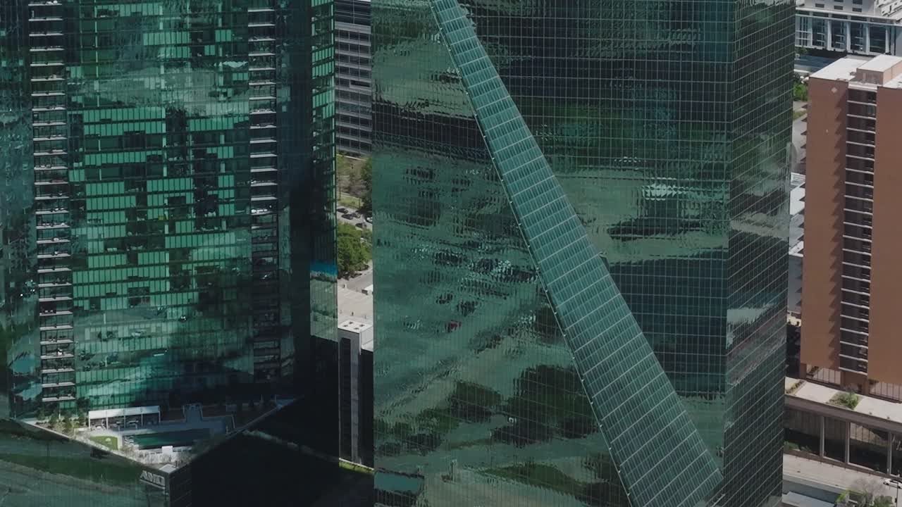 Vista da arquitetura do centro de Dallas do céu no Texas