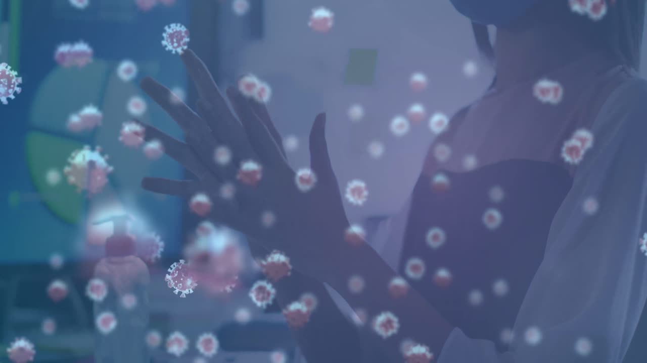 여러 개의 코로나19 세포가 사무실에서 손 소독제를 사용하는 여성의 중간 부분에 떠다니고 있습니다.