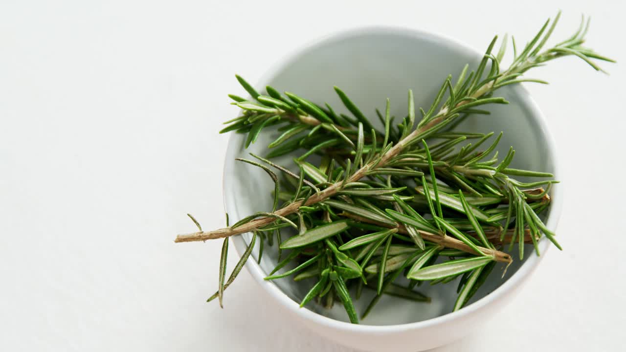 4k 그 ⁇  에 있는 로즈메리