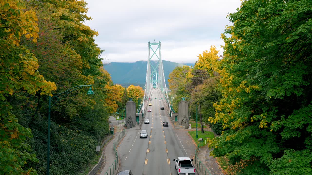 vancouver, bc canada, puente lions gate, conocido como el primer puente estrecho, es un puente colgante que cruza el primer estrecho de burrard inlet y conecta la ciudad de vancouver, colombia británica