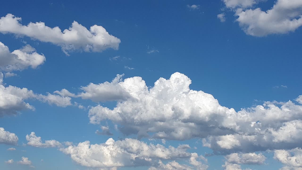 남아프리카의 여름 오후 푸른 하늘에 형성되는 크고 빽빽한 비구름의 서사적으로 빠르게 움직이는 부드러운 시간 경과