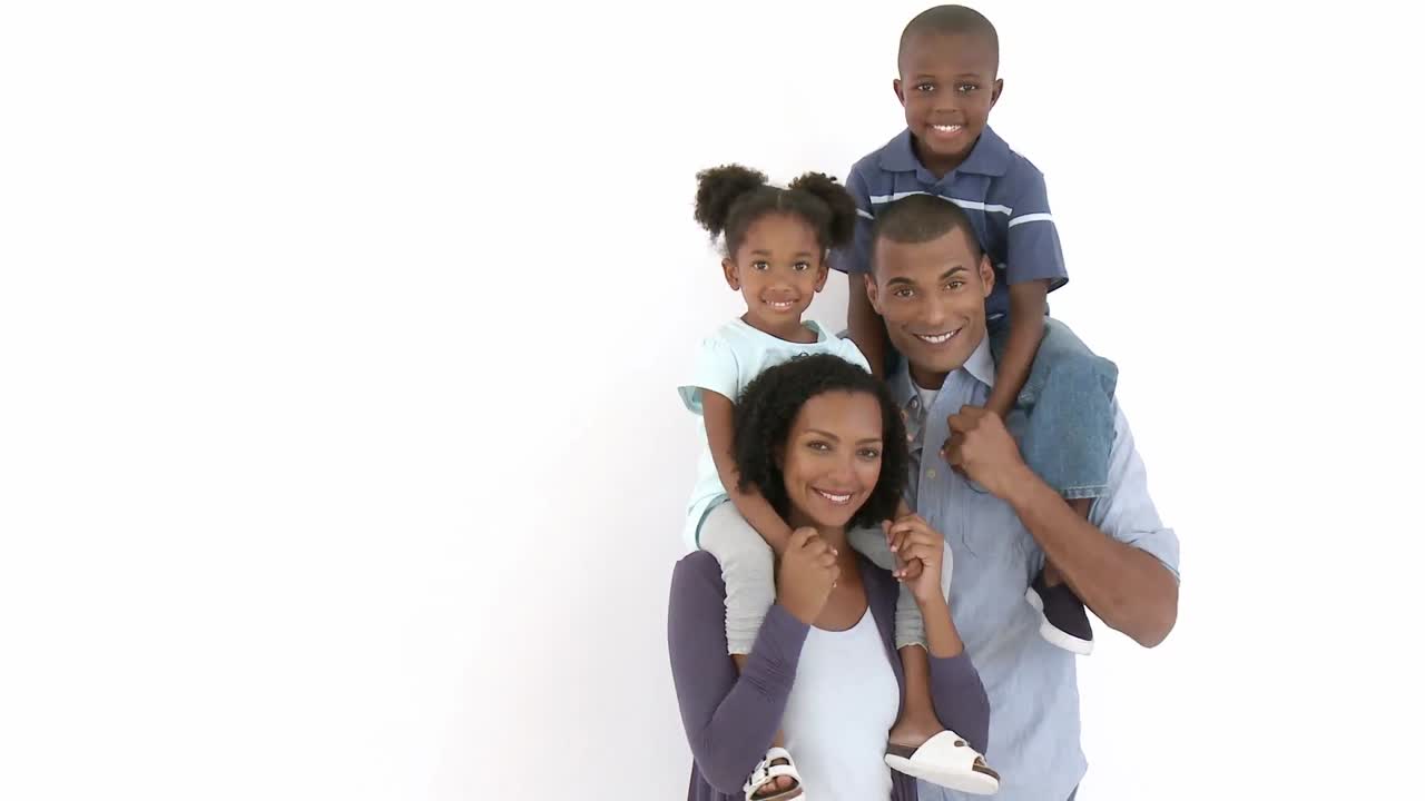 афроамериканские родители ездят с детьми на спинах