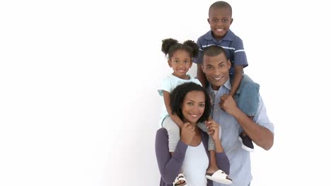 Afroamerikanische-Eltern-Geben-Ihren-Kindern-Huckepackfahrten