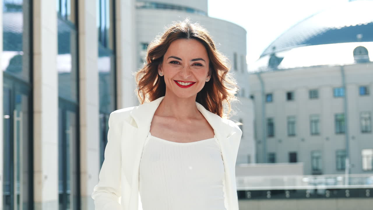 Stilvolle Frau in einem weißen Blazer