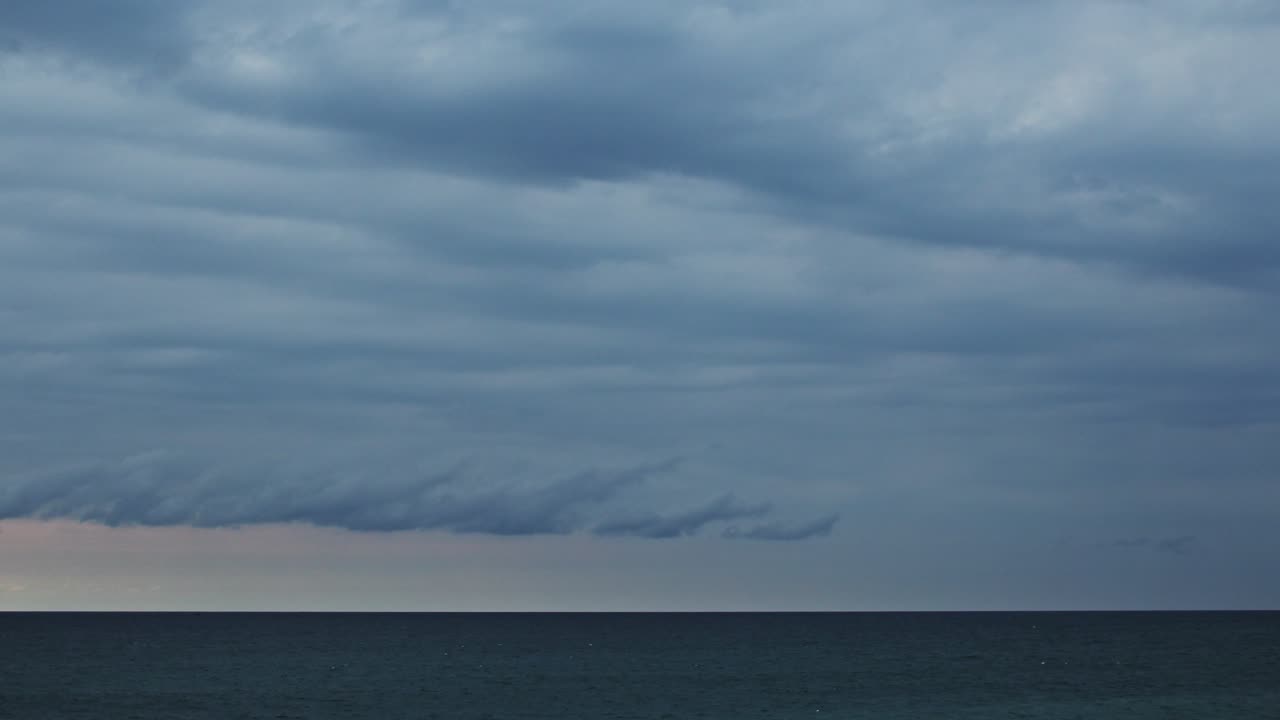구름 인 바다 풍경