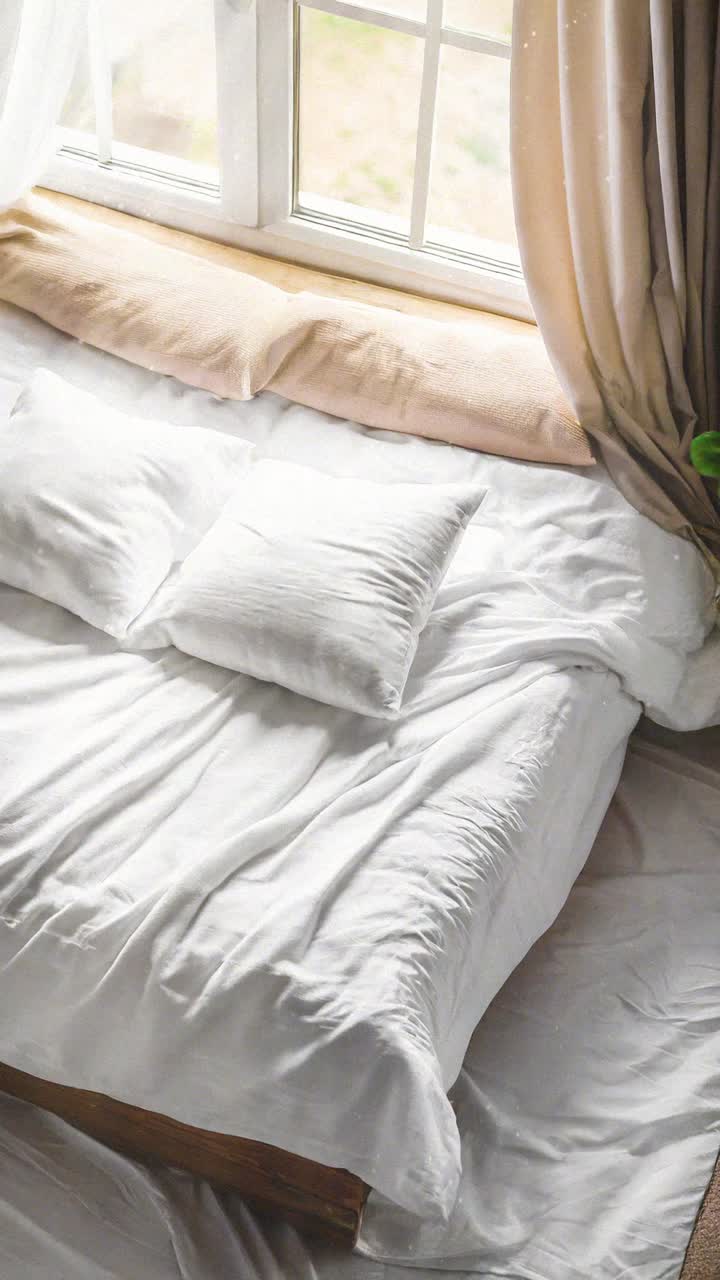 Tampilan Atas Tempat Tidur Putih Bersih di Ruangan Terang