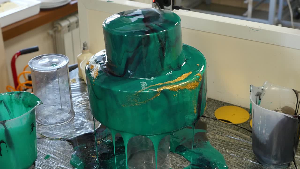 pastel gourmet de goteo verde con acentos dorados