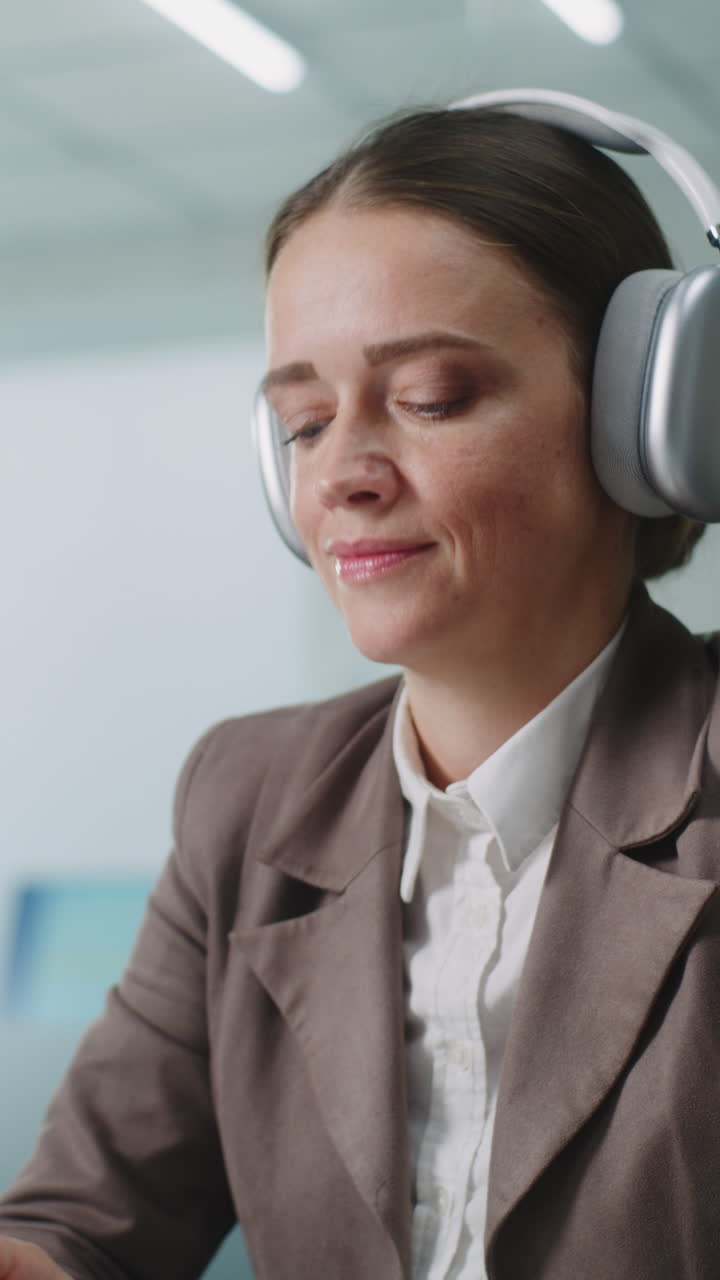 mujer de negocios en una llamada