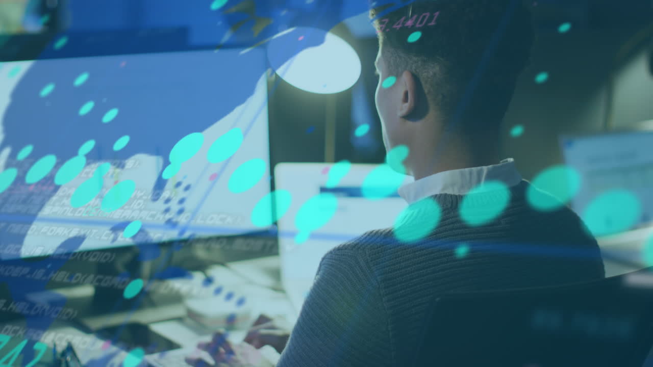 animación del procesamiento de datos financieros sobre hombre de negocios biracial