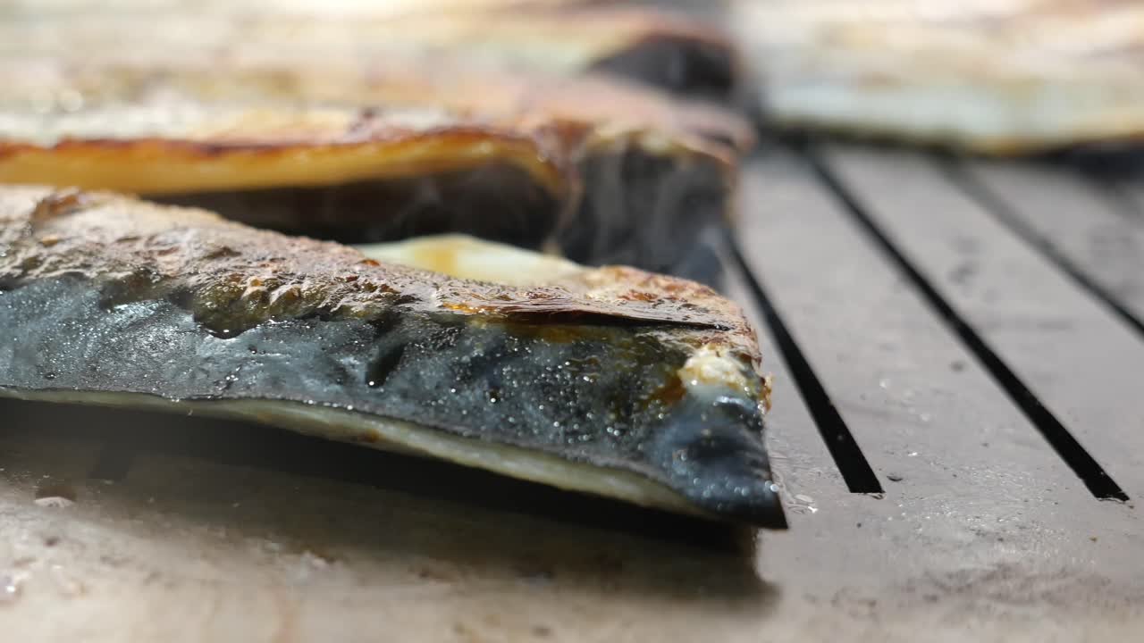 그릴에 긴 물고기