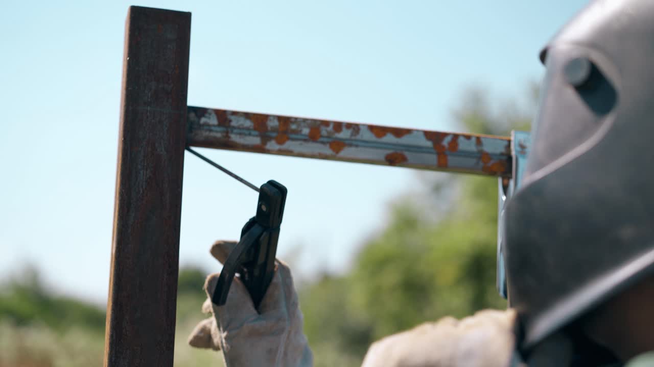 welding 마스크에서 가까운 시야 작업자는 울타리의 부분을 연결합니다