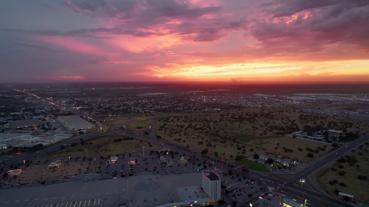 vista de pájaro de una puesta de sol impresionante sobre la ciudad de reynosa, tamaulipas, méxico