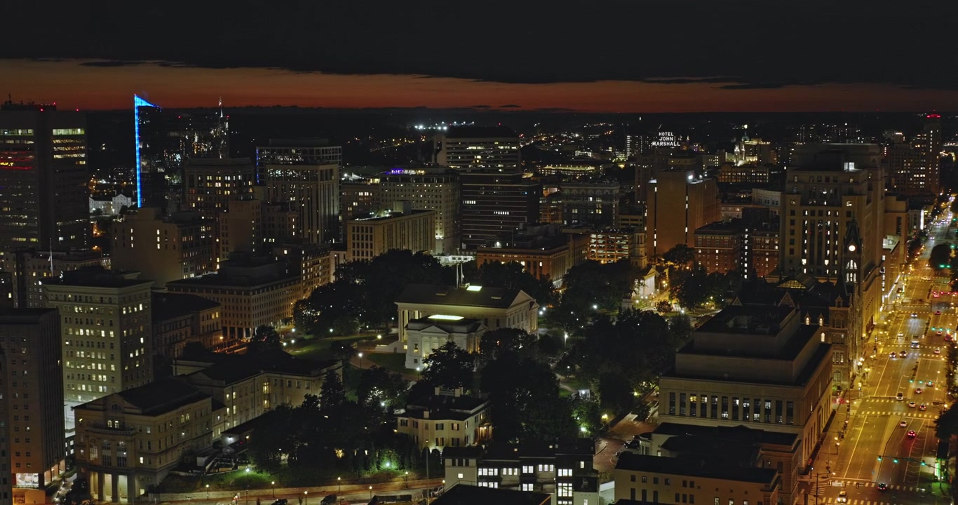 Richmond, Virginia. Aéreo v44. Vuelo nocturno rasante con vista de pájaro sobre los distritos del Capitolio, Biotecnología y MCV hacia el centro de la ciudad. Filmado con Inspire 3 8k. 29 de septiembre de 2023.