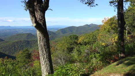 Establishing-Shot-Of-The-Blue-Ridge-Mountains-In-Virginia,-North-Carolina-Or-Tennessee