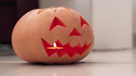 Cabeza-De-Calabaza-A-La-Luz-De-Las-Velas-Lista-Para-La-Noche-De-Halloween:-Primer-Plano,-Extracción-De-Enfoque