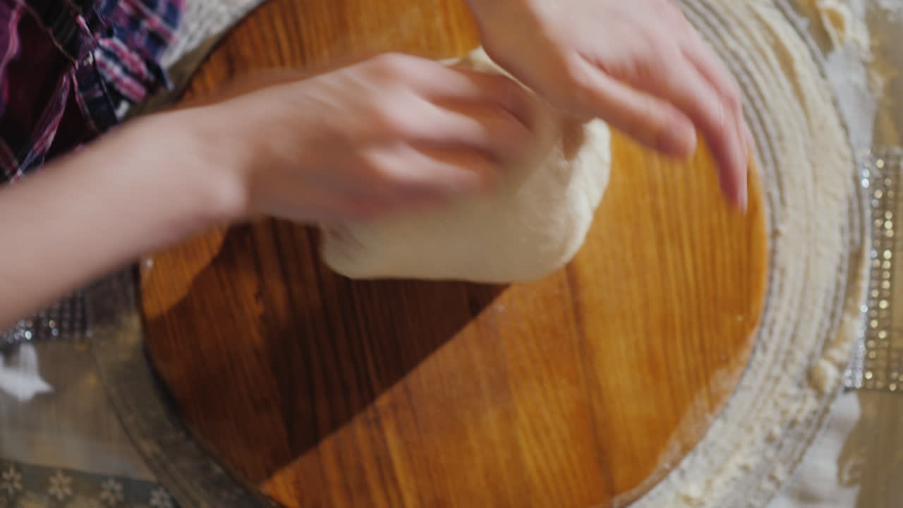 женские руки месят тесто крупным планом видео с малой глубиной резкости 4k видео