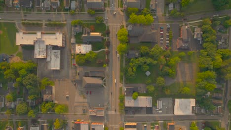 Superhohe-Drohnen-Fotografierten-Die-Straßen-Im-Kleinen-Stadtteil-Hood-In-Der-Innenstadt-Von-Palmyra-Im-US-Bundesstaat-New-York