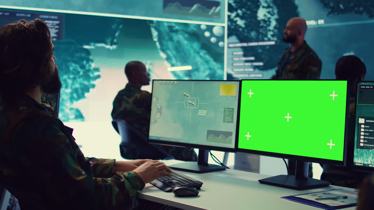 oficial del ejército utiliza imágenes de radar por satélite y pantalla verde en el puesto de mando