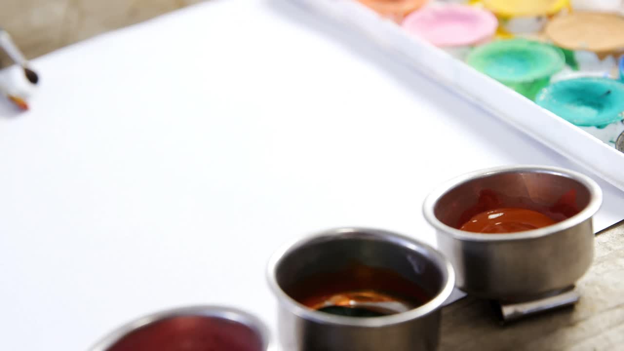 수채화 페인트와 캔버스 페인트 브러쉬