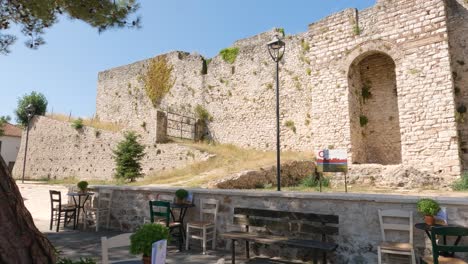 Tiro-Inclinado-Hacia-Arriba-De-Las-Murallas-Del-Casco-Antiguo-De-Ioannina-Vistas-Desde-La-Explanada-Del-Café-Al-Aire-Libre,-Grecia