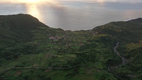 increíble puesta de sol en el pueblo de fajãzinha islas azores, flores, portugal