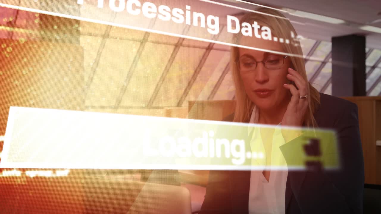 animación del procesamiento de datos sobre una mujer de negocios caucásica que usa un teléfono inteligente