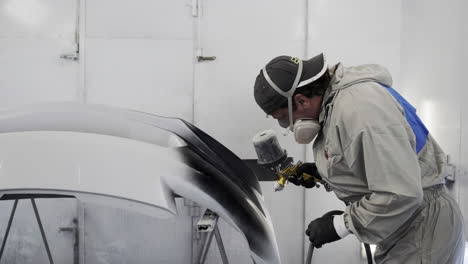 pintura de parachoques de automóviles en un taller de carrocería