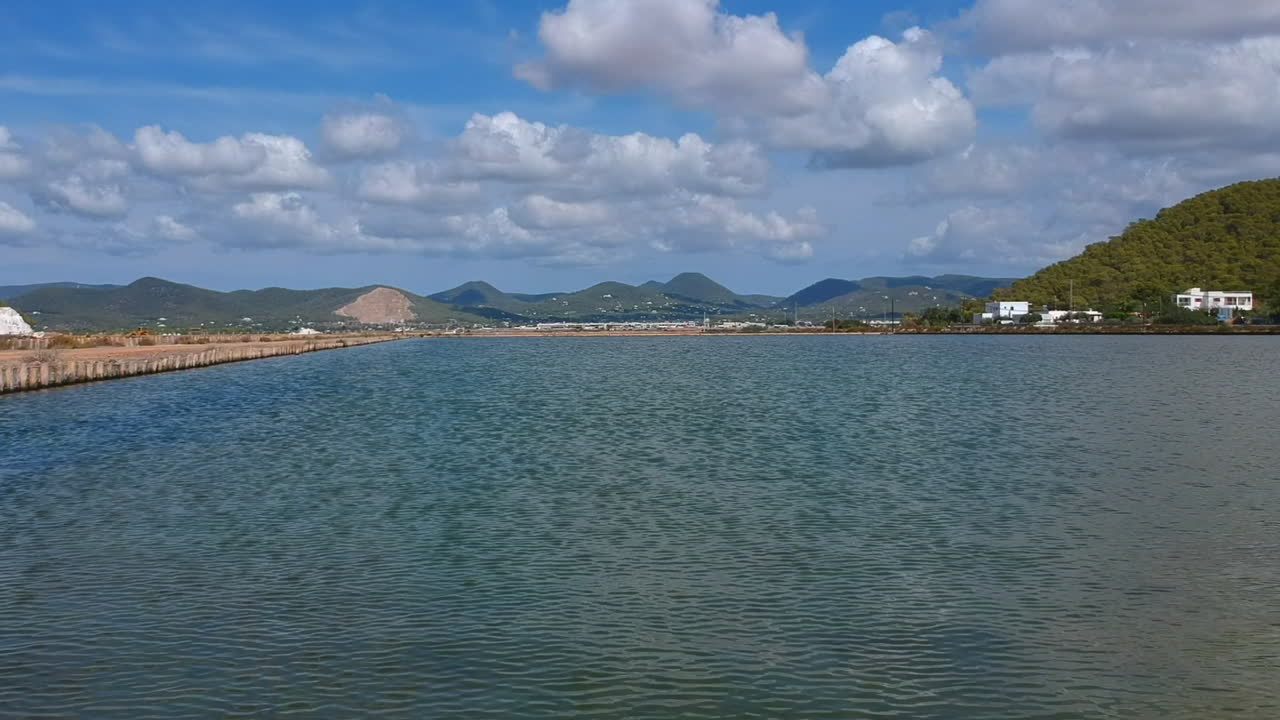 disparo de dron a lo largo del lago salado