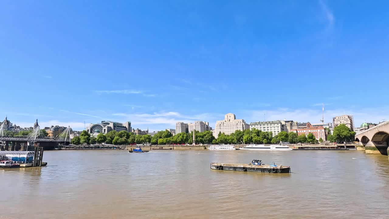 배는 테임즈 강을 따라 여행합니다.