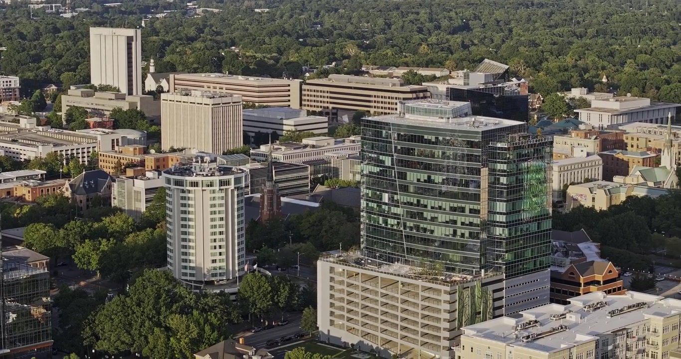 Vista aérea de Raleigh, Carolina do Norte, v70, teleobjetiva, panorâmica, sobrevoo conectando os distritos Warehouse e Capital com o centro da cidade ao pôr do sol - Filmado com Mavic 3 Pro Cine - 30 de setembro de 2023