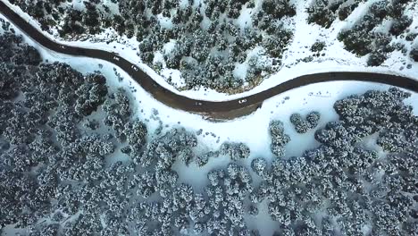 Un-Dron-Disparó-Sobre-Una-Carretera-Helada-En-Una-Montaña-Nevada-Durante-Una-Fría-Tarde-De-Invierno