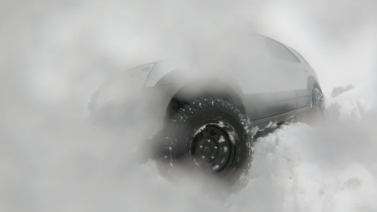 눈에 갇힌 4x4 차량 3
