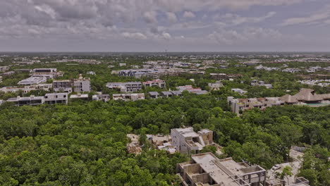 Tulum,-Mexiko---Luftaufnahme-Eines-Luxusviertels-Mit-Einer-Drohne-Der-Baureihe-V4,-Mit-Blick-Auf-La-Veleta-Und-Das-Stadtzentrum-Mit-Dem-Bau-Neuer-Immobilien-Und-Meerblick-–-Aufgenommen-Mit-Mavic-3-Pro-Cine-–-Juli-2023