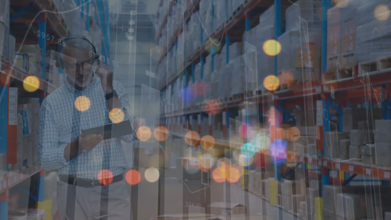 창고 배송 센터에서 태블릿을 가진 사람 위의 데이터 처리 애니메이션