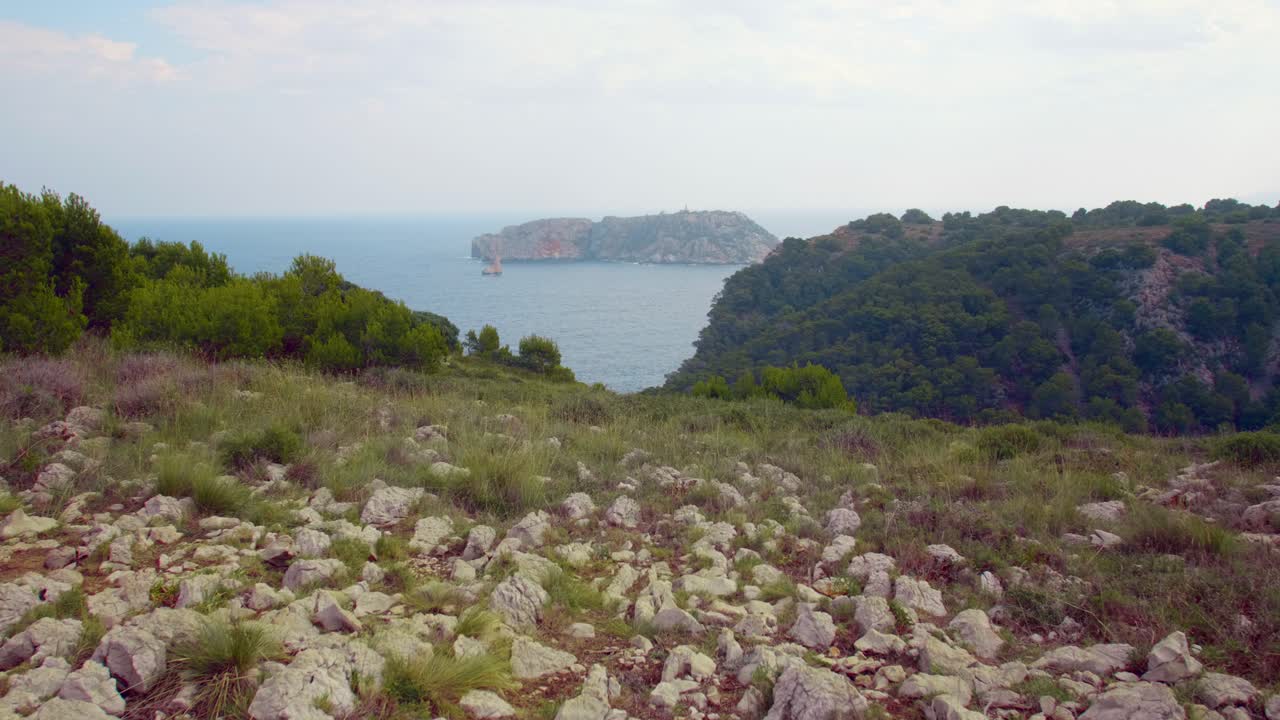 Costa Brava, Catalogna, Spagna, ripresa in 4K in una giornata luminosa e soleggiata