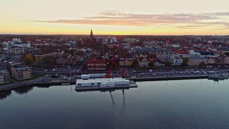 Werft-Für-Fährcontainer-In-Slottsholmen,-Schweden-Bei-Sonnenaufgang---Luftüberführung