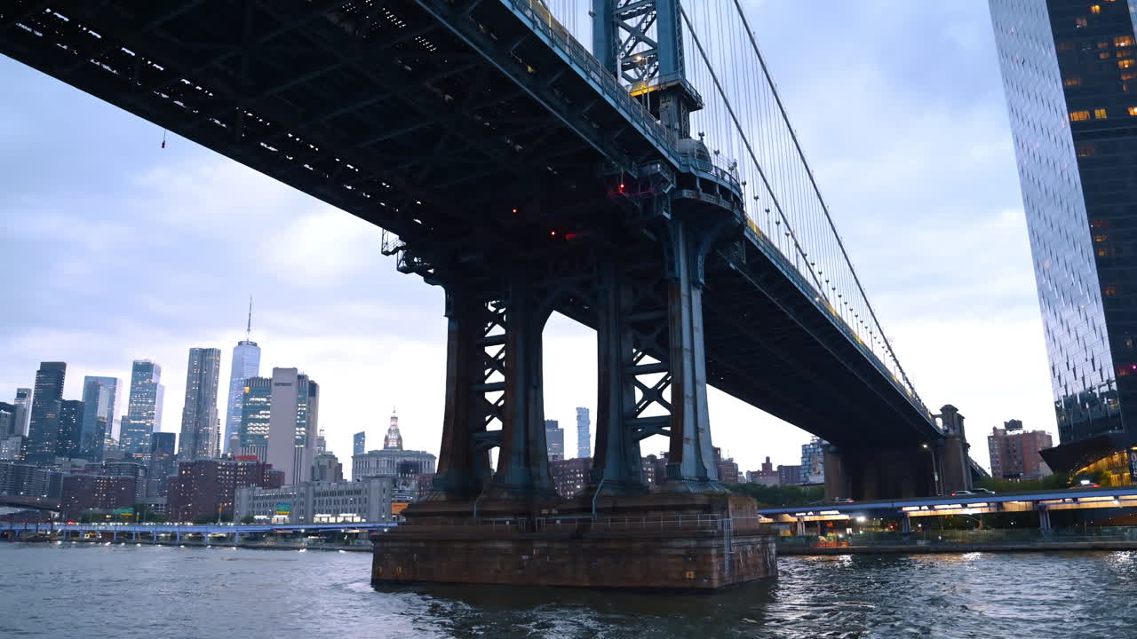 Nova York, EUA, 1 de agosto de 2025: Manhattan Bridge sobre o East River com vista do horizonte. Vista de baixo da Manhattan Bridge