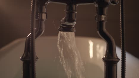 Fließendes-Wasser-Aus-Dem-Wasserhahn-In-Die-Badewanne