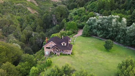 casa de madera y piedra de ensueño en medio de montañas con vegetación grabada en cámara lenta 60fps