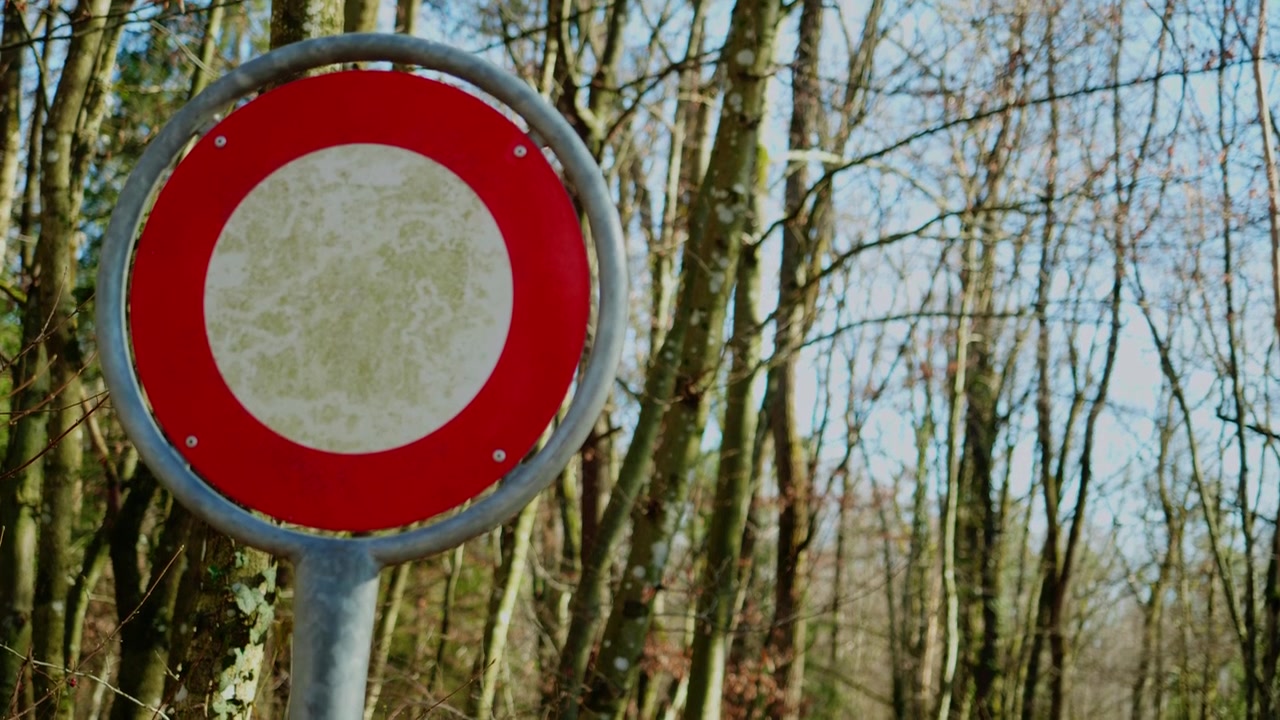 Et adgang forbudt-skilt i skogen