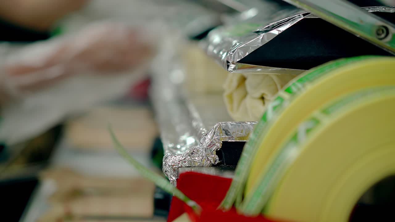 요리사는 그릴에서 샤워마를 가열하는 과정을 제어합니다.