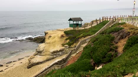 Exploring-the-La-Jolla,-California-coastline-on-an-overcast-day