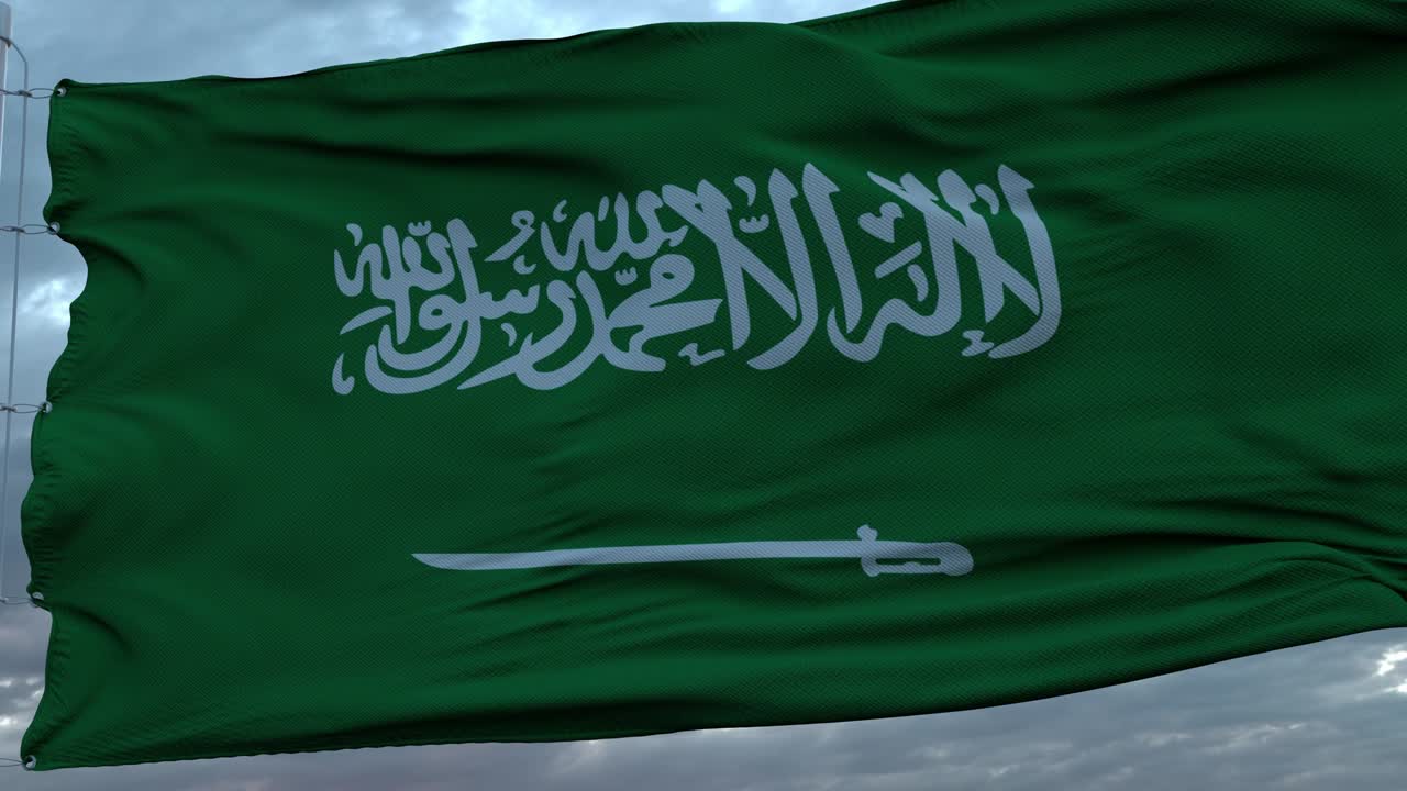 Bandiera realistica dell'Arabia Saudita al vento contro un cielo drammatico e profondo. 4K