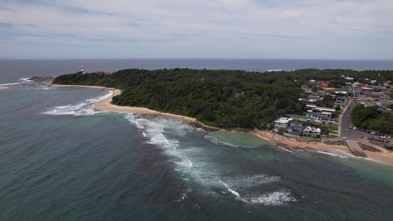 Spiaggia del Faro e Spiaggia di Norah Head nel Nuovo Galles del Sud, Australia - Ripresa con drone
