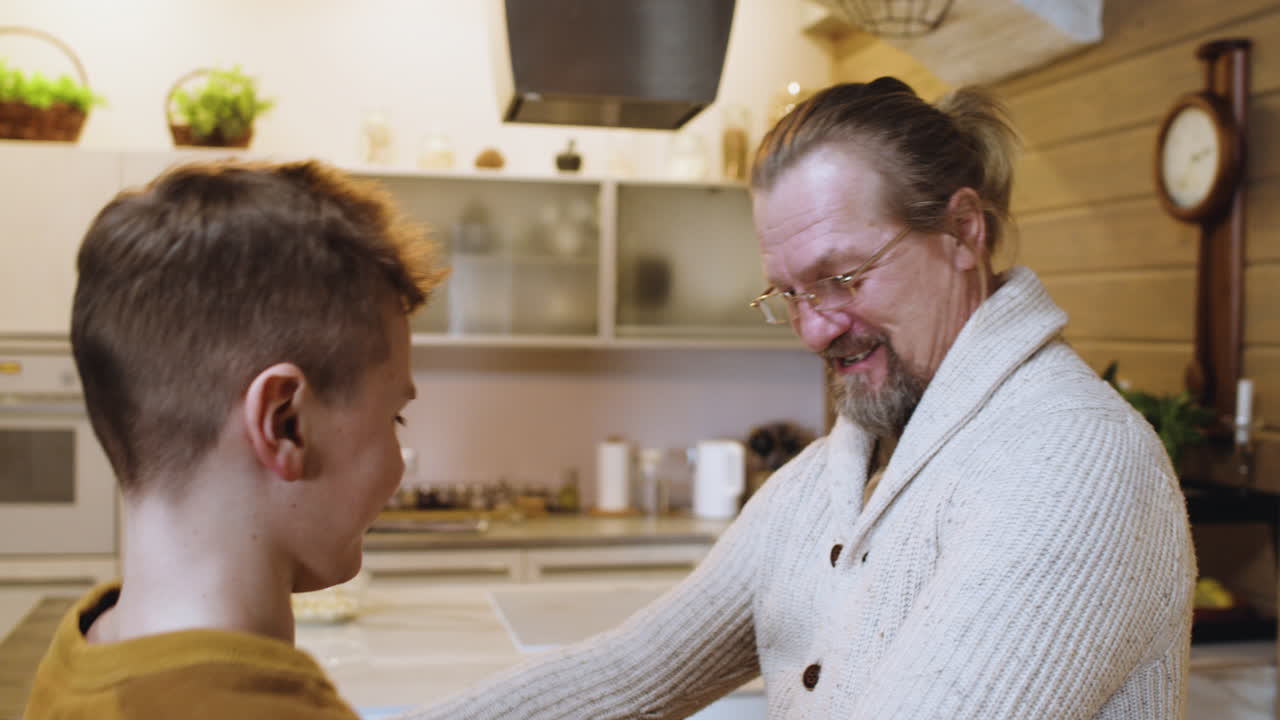 hombres caucásicos y un niño en casa